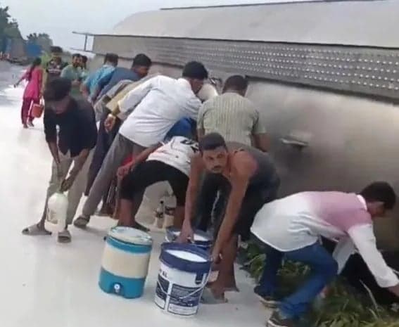 రోడ్డుపాలైన పాలు.. బకెట్లతో ఎగబడిన జనం