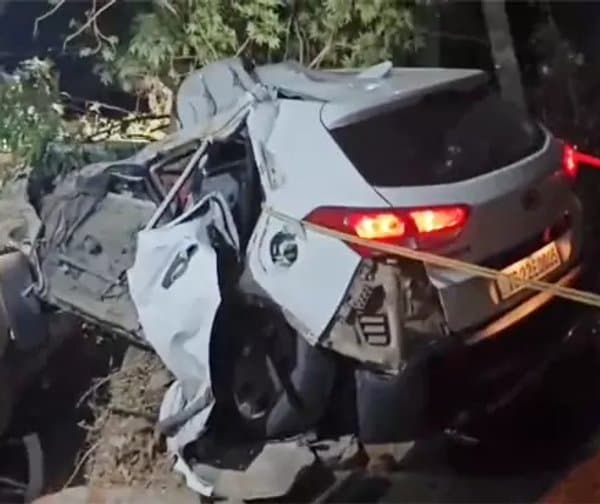 కారు ప్రమాదంలో ఇద్దరు కరీంనగర్‌ వాసుల మృతి