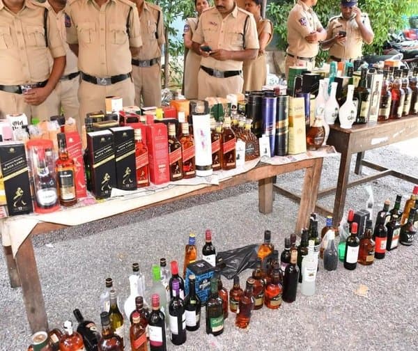 కిరాణా షాపు మాటున మద్యం దందా