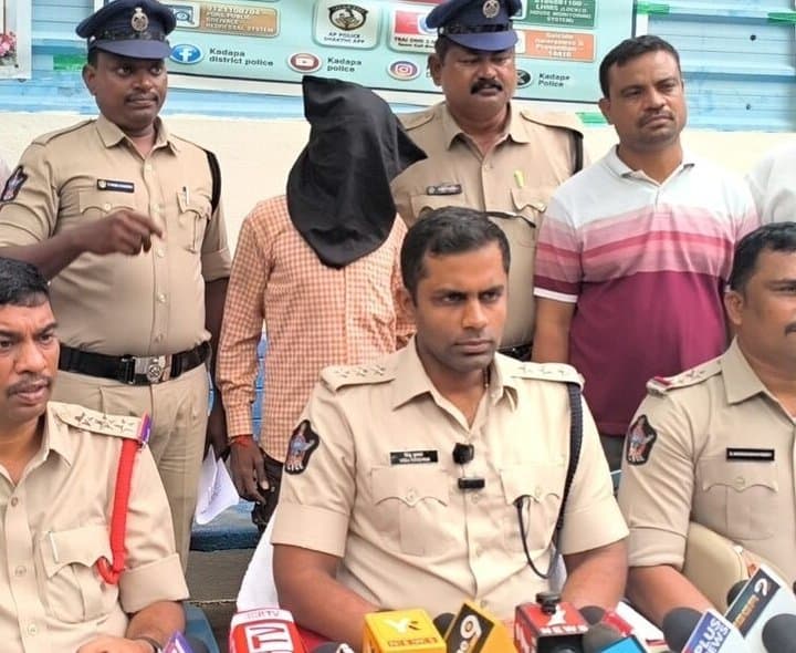 ప్రొద్దుటూరు: చాక్లెట్ల రూపంలో గంజాయి - Udayam