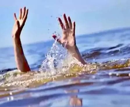 గంగా నదిలో పడవ బోల్తా.. 13 మంది మృతి