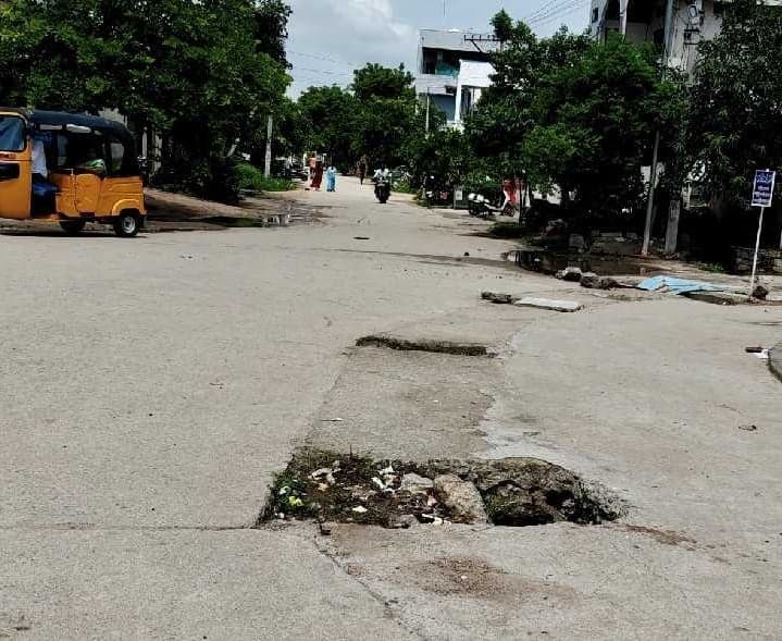 ప్రమాదకరంగా డ్రైనేజీ గుంత - Udayam