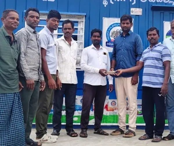 పాడి రైతులకు పరిహారం పంపిణీ