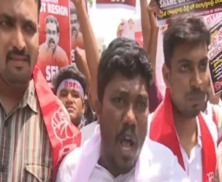 విజయవాడలో ఉద్రిక్తత