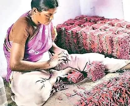 బాణసంచా ధరలకు భారీ పెంపు