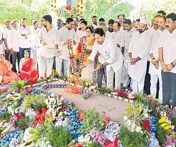 వైఎస్సార్‌కు ఘన నివాళులు