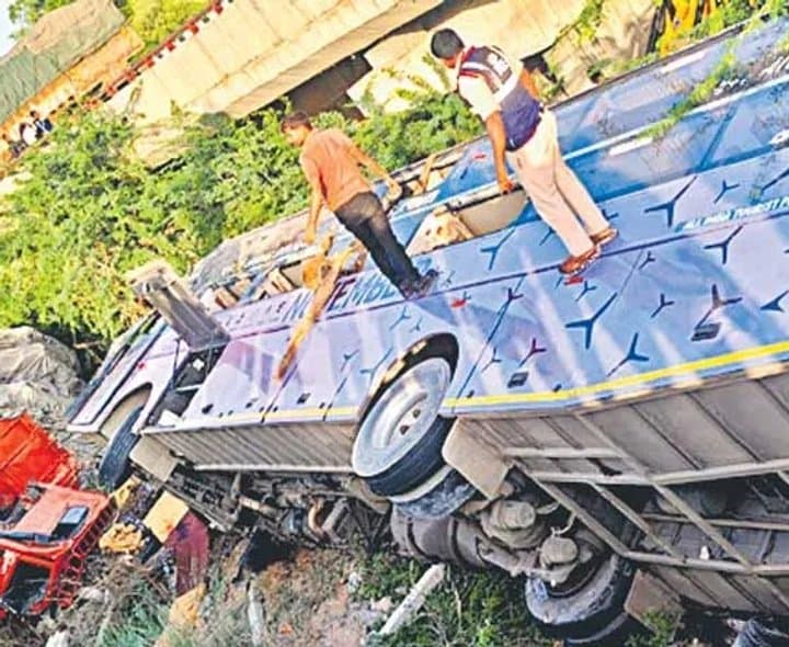 బస్సు ప్రమాదంలో 25 మందికి గాయాలు