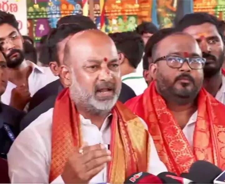 ఉత్సవాల నిర్వహణకు బిచ్చమెత్తుకోవాలా?: బండి  
