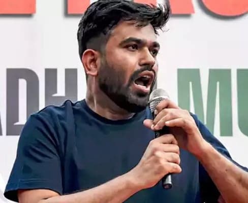కాక్రోచ్ లపై కాదు సమస్యలపై దృష్టిపెట్టాలి: అభిజీత్‌