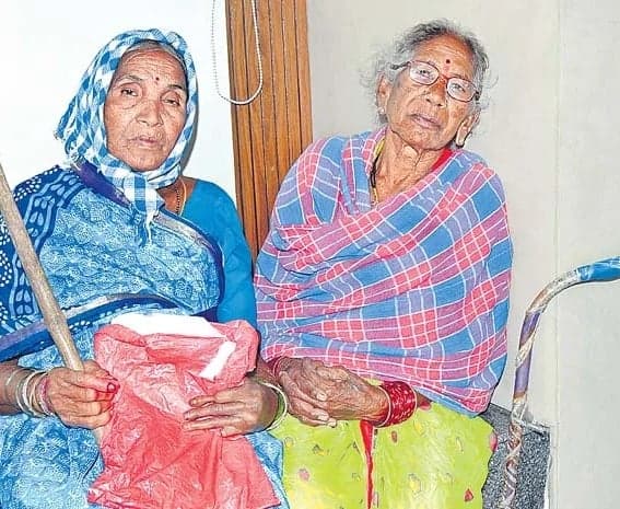 కొడుకులు పట్టించుకోవడం లేదని వృద్ధుల ఆవేదన
