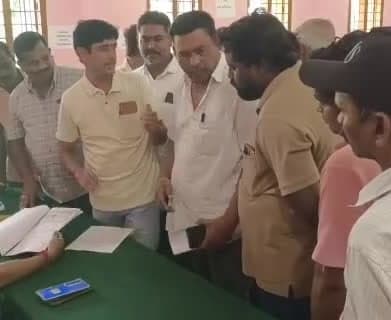 కమలాపూర్‌లో జీపీ రోడ్డు ఆక్రమణపై ఫిర్యాదు - Udayam