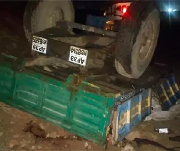 తొట్టంబేడులో ట్రాక్టర్ బోల్తా: మహిళ మృతి