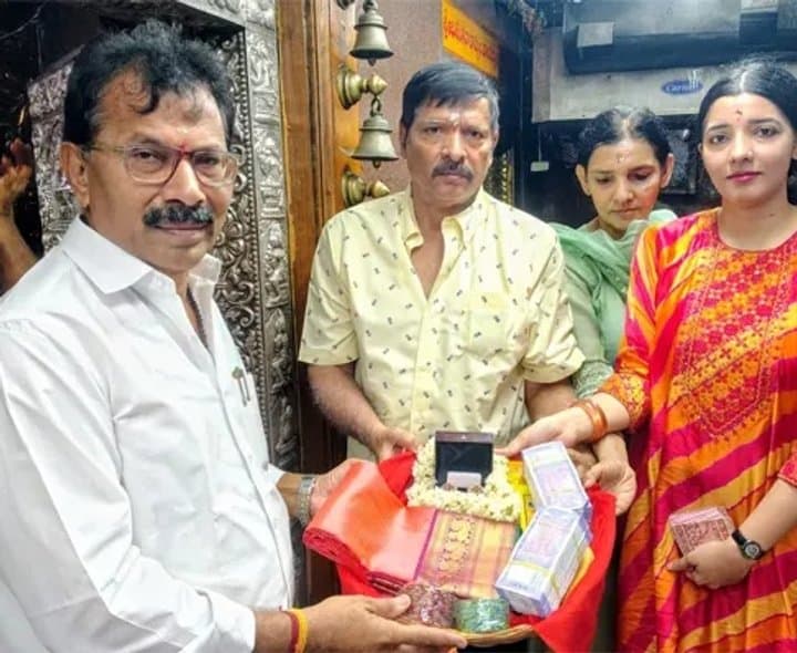 కామాక్షితాయికి వజ్రాల కమ్మల కానుక - Udayam