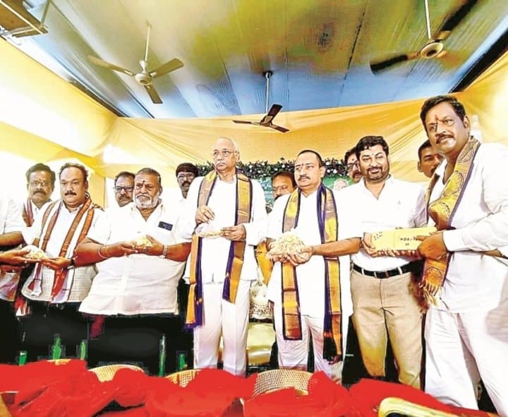 మావుళ్లమ్మకు పసిడి కానుక