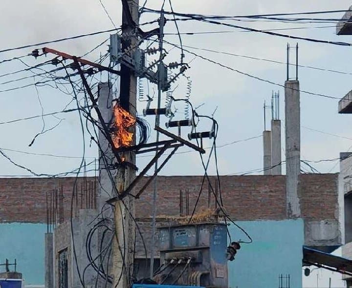 మార్కాపురంలో విద్యుత్ స్తంభానికి మంటలు