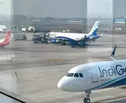 అస్వస్థతతో హైదరాబాద్‌కు ఇండిగో విమానం