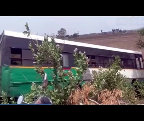 కాలువలోకి దూసుకెళ్లిన బస్సు