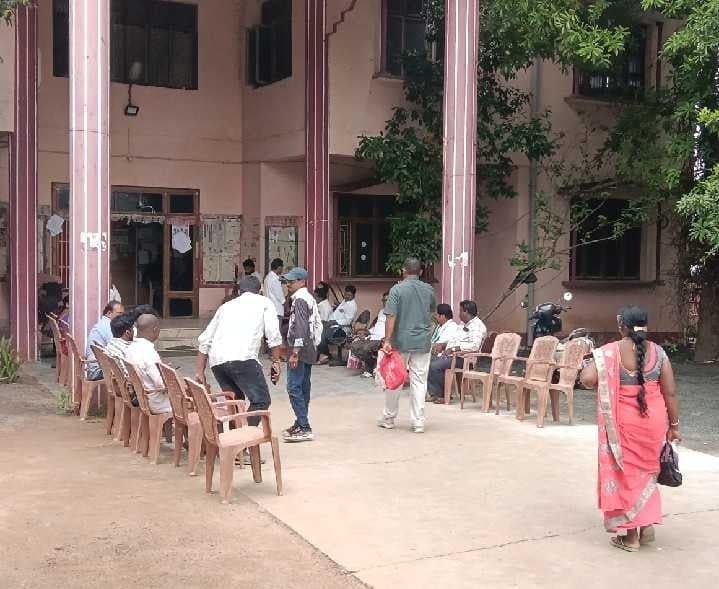 ఆచంట MPDO కార్యాలయం వద్ద అభ్యర్థుల సందడి - Udayam
