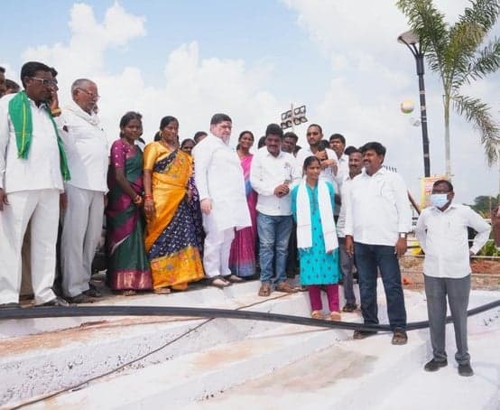 హుస్నాబాద్‌లో బతుకమ్మ ఏర్పాట్లను పరిశీలించిన పొన్నం