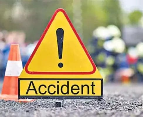గద్వాలలో విద్యార్థుల బస్సు బోల్తా