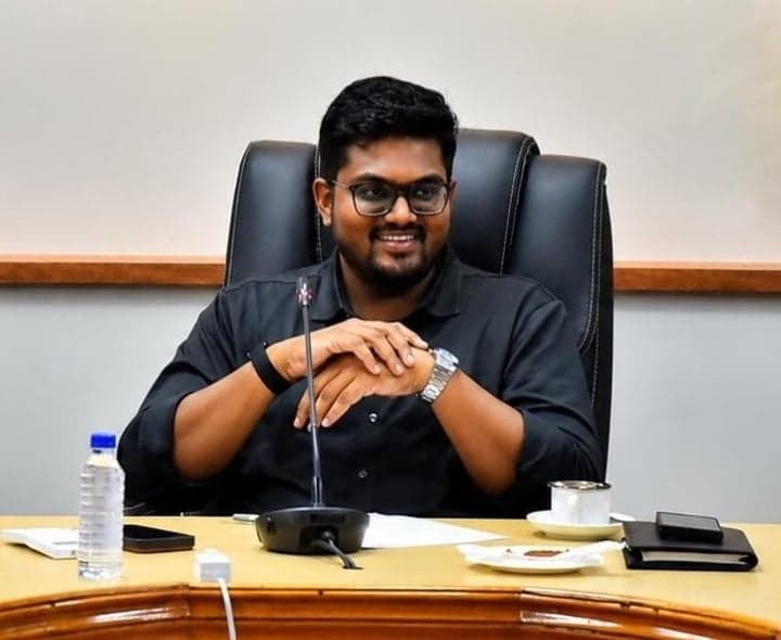 సెలవు కోసం కలెక్టర్‌కు విద్యార్థుల ఎమోషనల్‌ మెసేజ్‌లు
