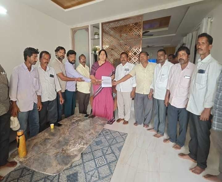భూసేకరణ నిలిపివేయాలని గార్ల రైతుల వినతి - Udayam