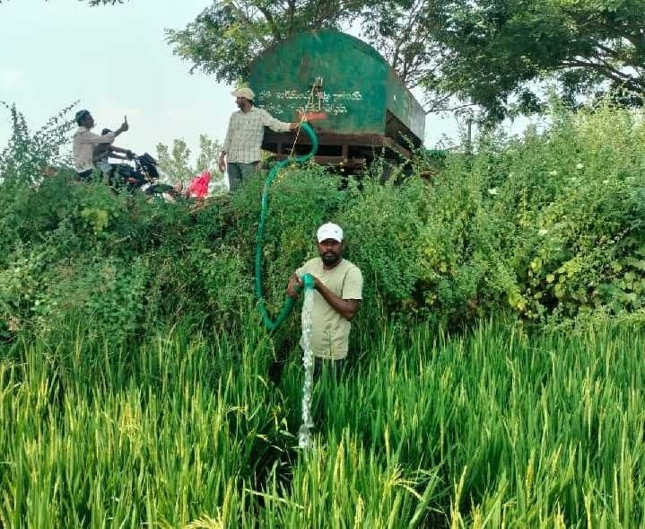 ట్యాంకర్‌తో వరి పంటకు నీటి సరఫరా - Udayam