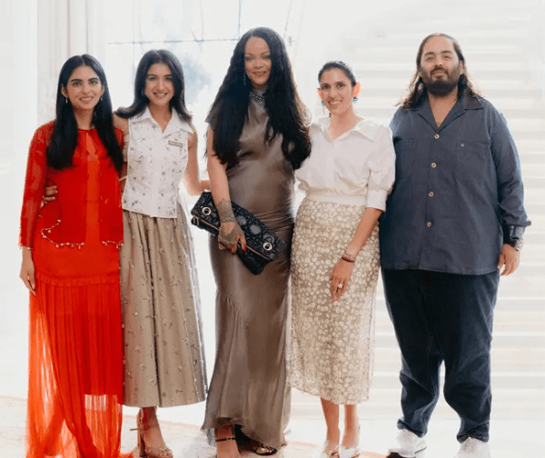 అంబానీ వేడుకలో రిహానా: భారతీయ సంస్కృతికి ఫిదా అయిన పాప్‌ స్టార్! - Udayam Digital