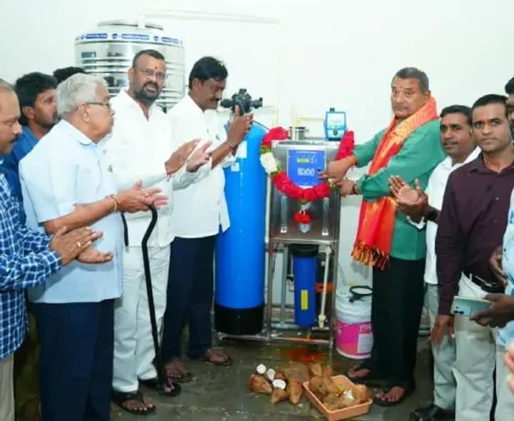 విద్యార్థుల దాహం తీర్చేందుకు దాతల ముందడుగు
