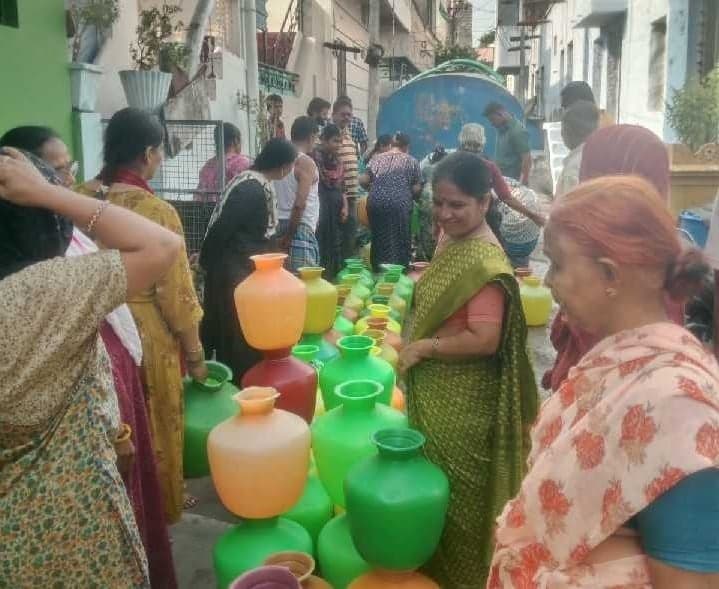 పాత గుంతకల్లులో ట్యాంకర్లతో తాగునీటి సరఫరా - Udayam
