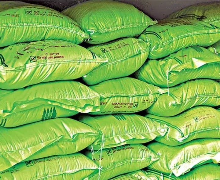 డీఏపీ పేరుతో రైతుల దోపిడీ