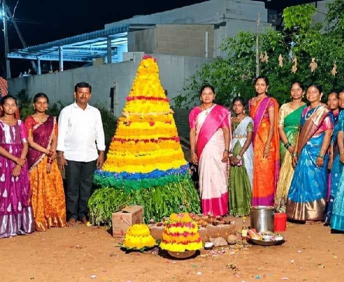 పడమట నర్సాపురంలో బతుకమ్మ సంబరాలు - Udayam