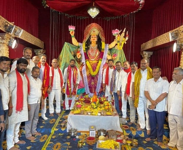 చందానగర్‌లో దుర్గామాతను దర్శించుకున్న మాజీ మంత్రి 