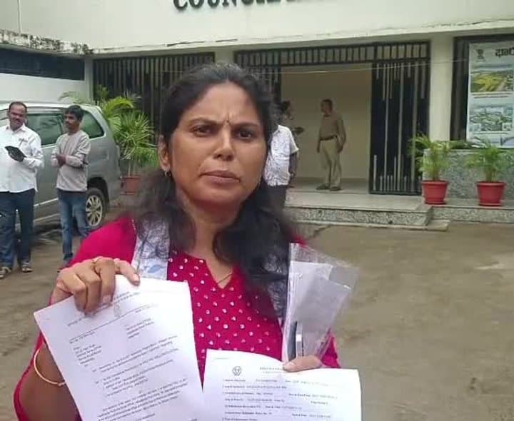 అక్రమ కేటాయింపు కమిషనర్‌పై ఆరోపణలు
