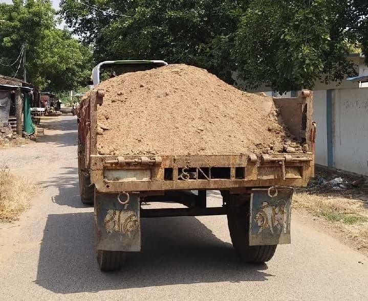గార్లలో అక్రమంగా మట్టి తరలింపు - Udayam