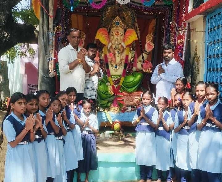 వినాయకుడిని దర్శించుకున్న విద్యార్థులు - Udayam