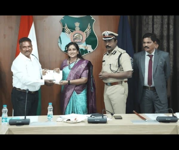 కడప కానిస్టేబుల్‌కు హోంమంత్రి అవార్డు