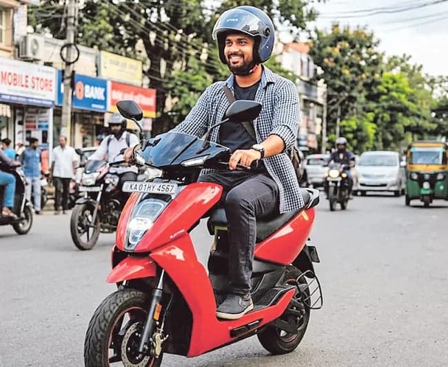 స్మార్ట్‌ ఫీచర్లతో దూసుకొస్తున్న బైక్‌లు
