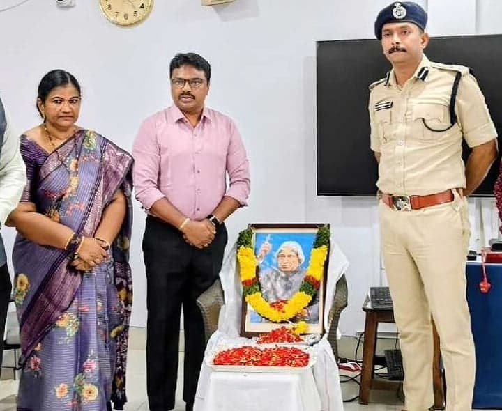 కలాంకు కలెక్టర్, ఎస్పీ ఘన నివాళులు - Udayam