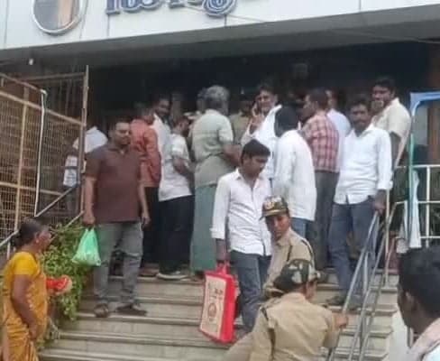 గోపిరెడ్డి నివాసం వద్ద పోలీసుల బందోబస్తు - Udayam