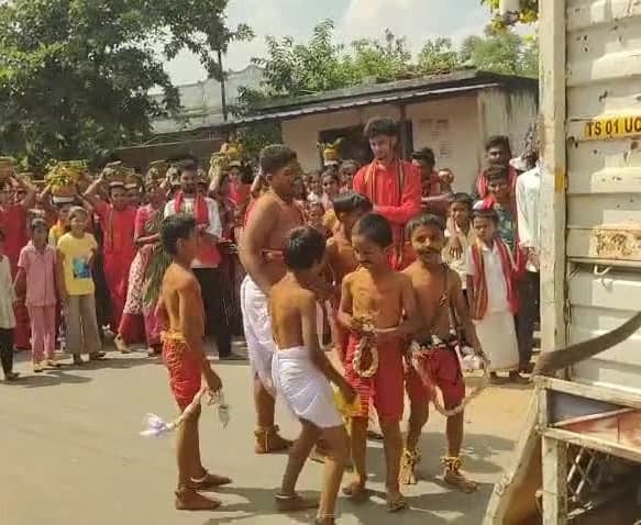 కొమ్ముగూడలో బోనాల శోభాయాత్ర - Udayam