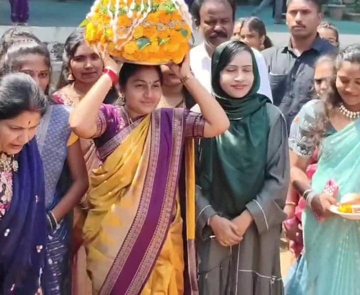 ఆర్ట్స్ కళాశాలలో ముందస్తు బతుకమ్మ వేడుకలు - Udayam
