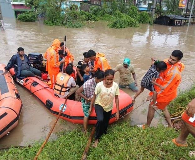 వరదల్లో చిక్కుకున్న 30 మందిని రక్షించిన APSDRF