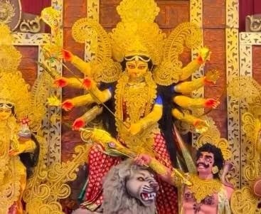 100 కిలోల బంగారు ఆభరణాలతో దుర్గమ్మ మండపం
