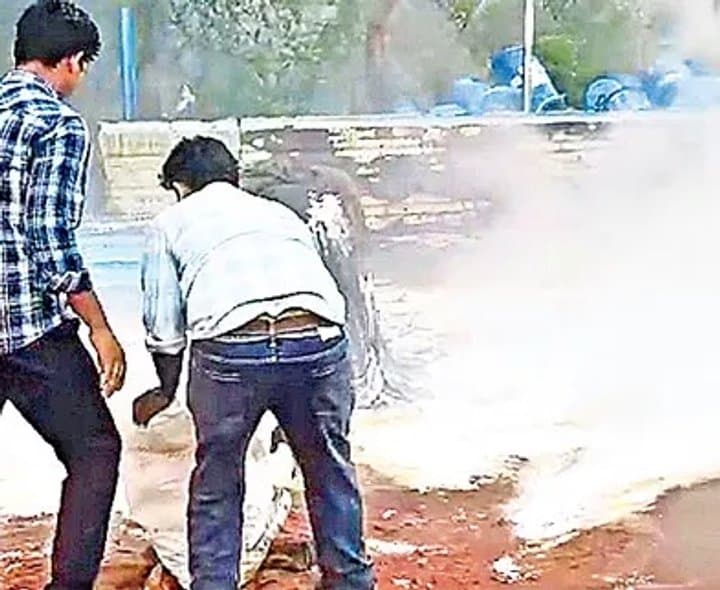ఫార్మాలో అకస్మాత్తుగా వ్యాపించిన పొగలు - Udayam