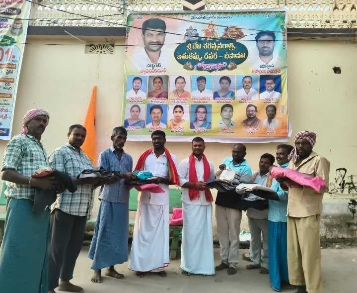 మోపాల్‌లో పారిశుద్ధ్య కార్మికులకు దసరా కానుక - Udayam