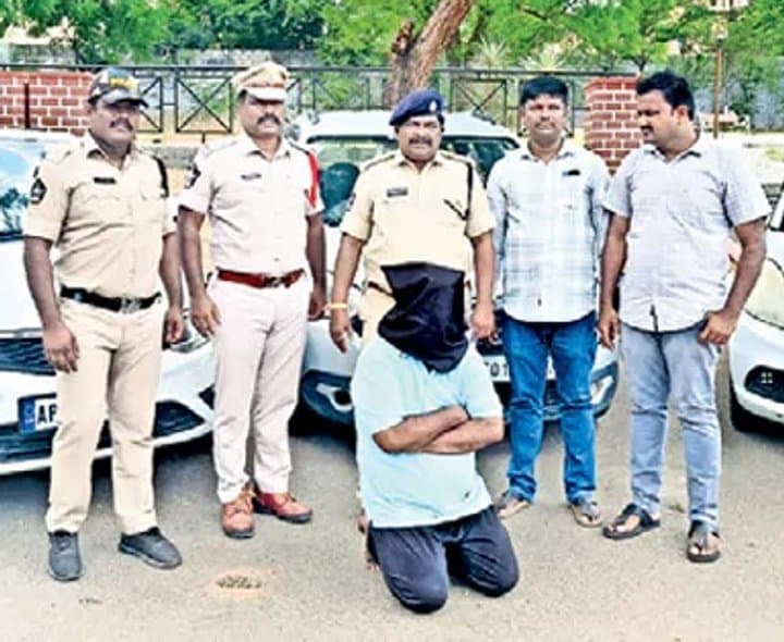 కార్ల చోరీ.. నిందితుడి అరెస్టు