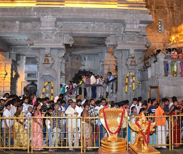 యాదగిరిగుట్టలో రద్దీ.. బారులు తీరిన భక్తులు