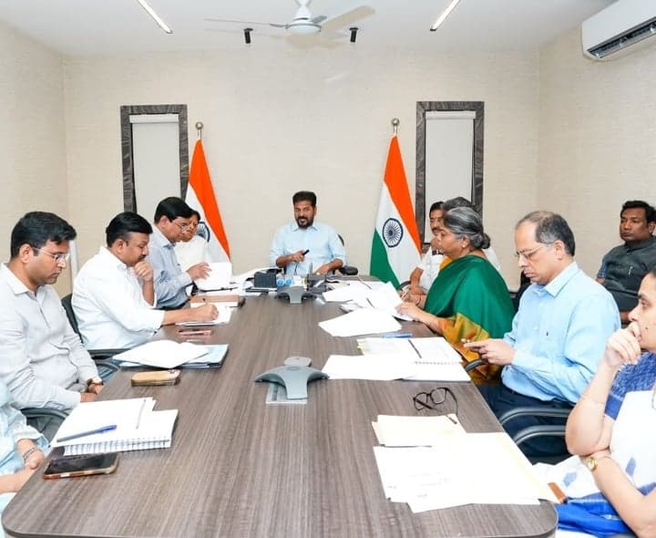 విద్యార్థుల యూనిఫాంలకు కొత్త రంగులు డిజైన్లు