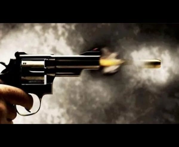 ఎర్రచందనం స్మగ్లర్‌పై పోలీసుల కాల్పులు